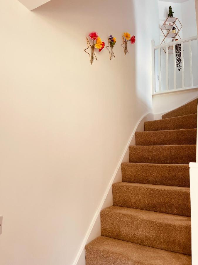 Cheerful 2-Bed Townhouse In Wakefield With Parking Vila Exterior foto
